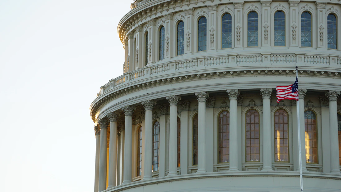 Le dôme du Capitole des États-Unis et un drapeau américain, à Washington.